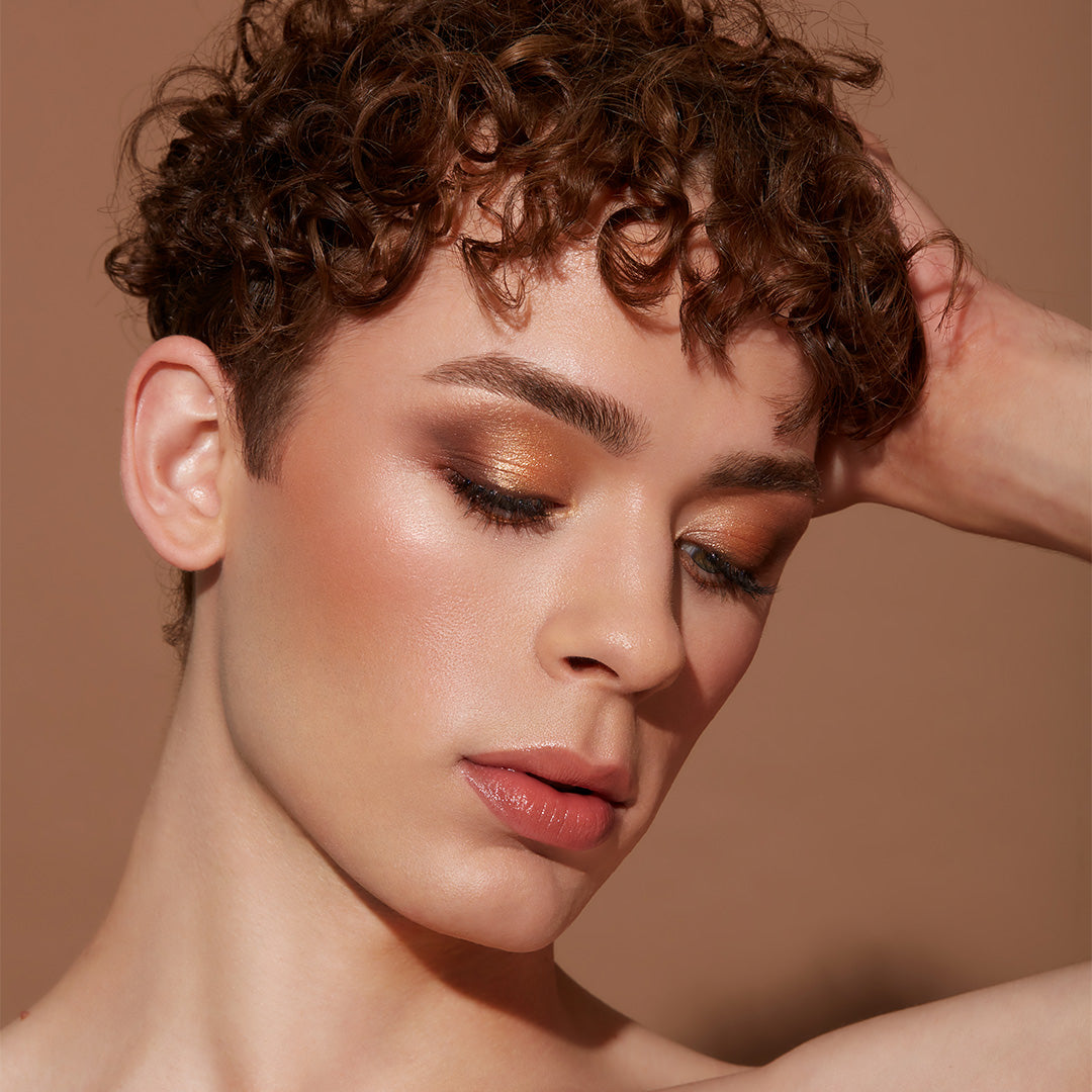 CRÈME BRÛLÉE EYESHADOW QUAD MODEL