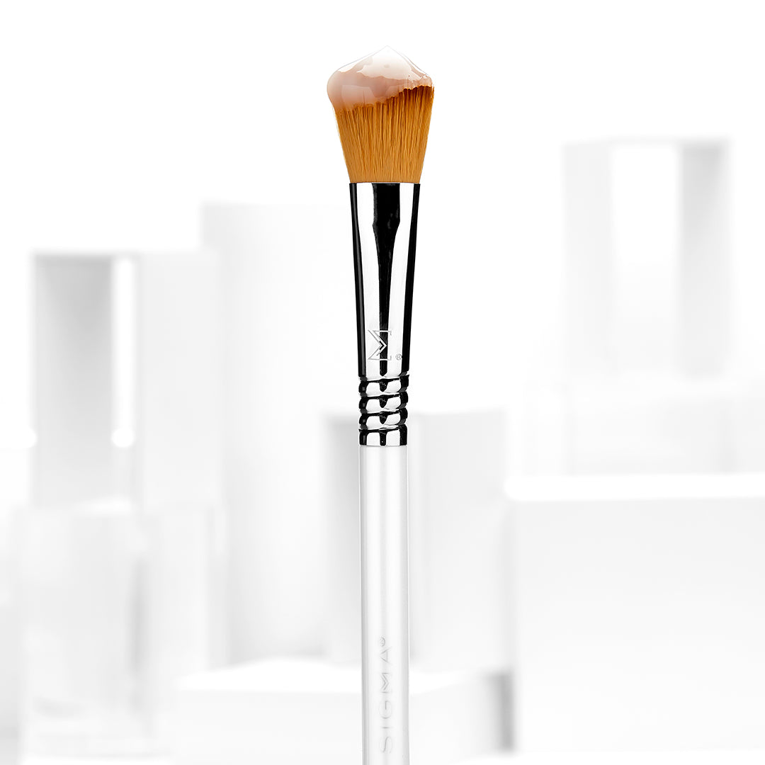 Skincare brush for gel masks by Sigma Beauty